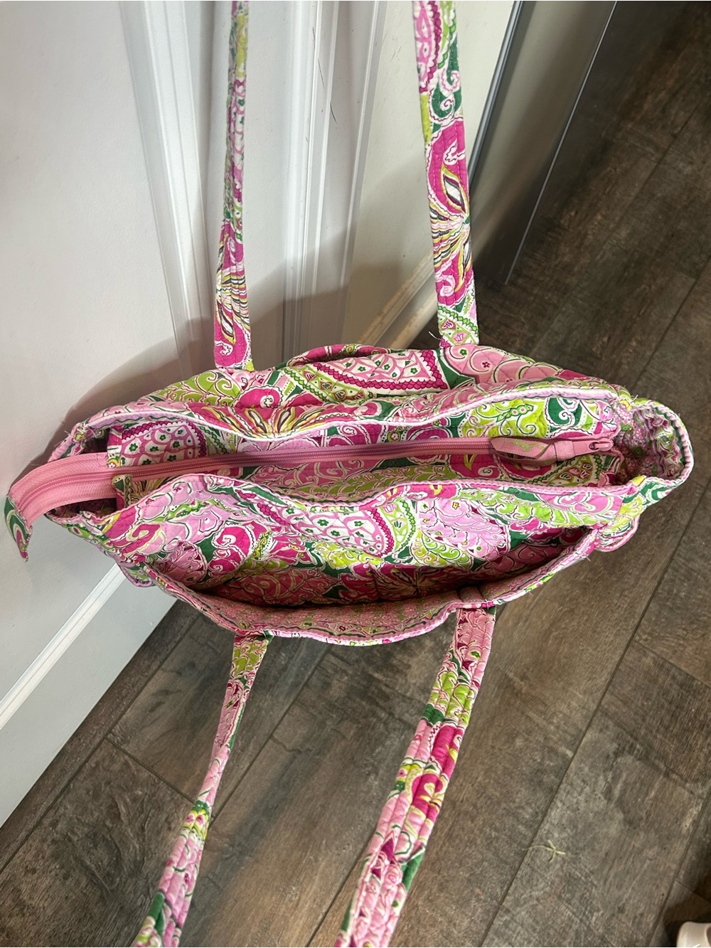 Vera Bradley Retired Rare Pinwheel Pink Super Tote 16H x 18W x 8D - Picture 3 of 10